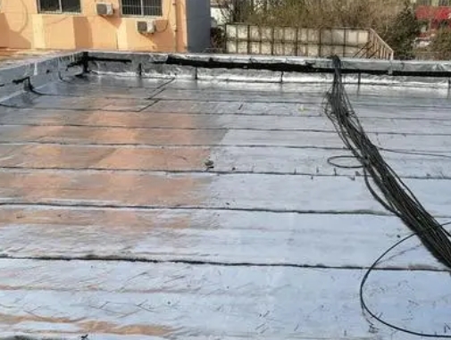 巴里坤哈萨克卫生间漏水维修公司分享下巴里坤哈萨克屋面楼顶防水刚性防水层施工要点。